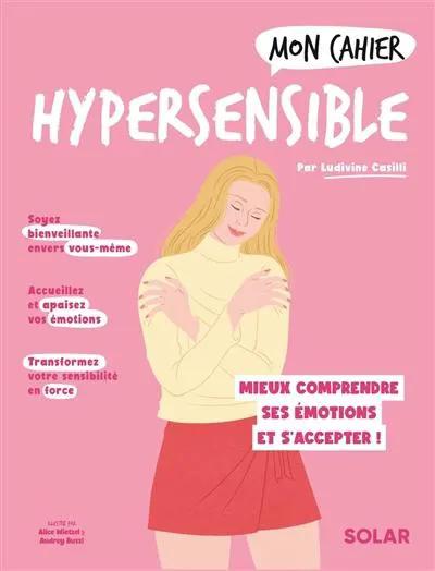 Livre Hypersensible Mon Cahier par Pür Sérénité SOLAR, couverture rose avec femme en pull jaune et jupe rouge