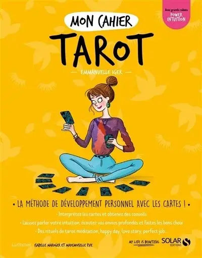 Livre Mon Cahier Tarot couverture illustrée d'une jeune fille assise en tailleur tenant des cartes, Pür Sérénité