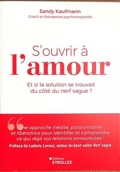Livre S'ouvrir à l'amour - livre imprimé à couverture blanche avec titre rouge et bande rouge en bas