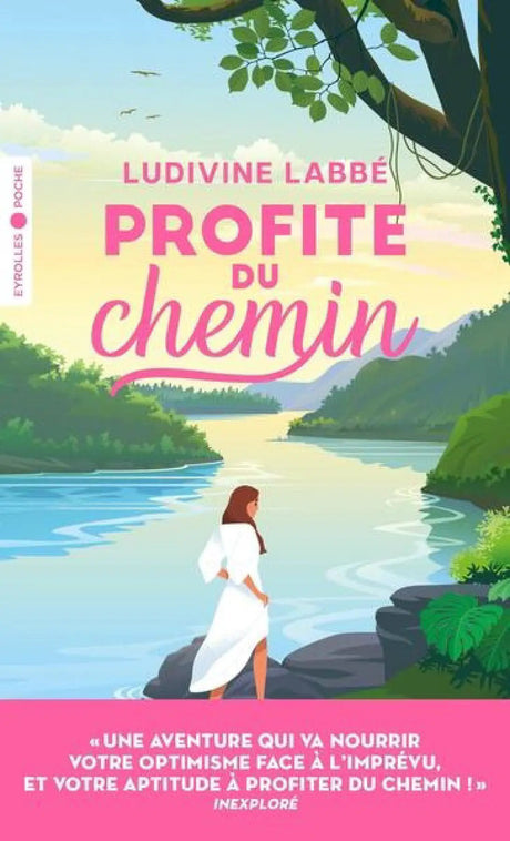 Livre Profite du chemin, couverture pastel avec une femme en robe blanche au bord d’un lac — Pür Sérénité